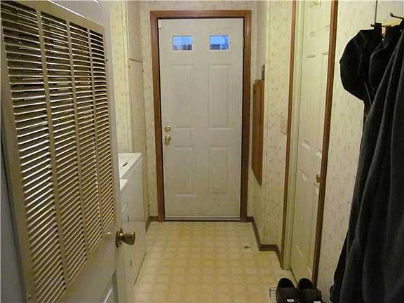 3rd image of 20 Dogwood Dr