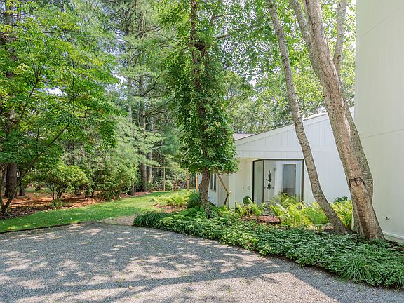5th image of 37 Diane Dr