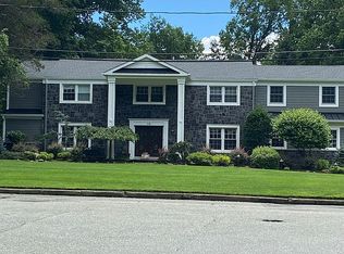 30 Pembroke Trl, Upper Saddle River, NJ 07458