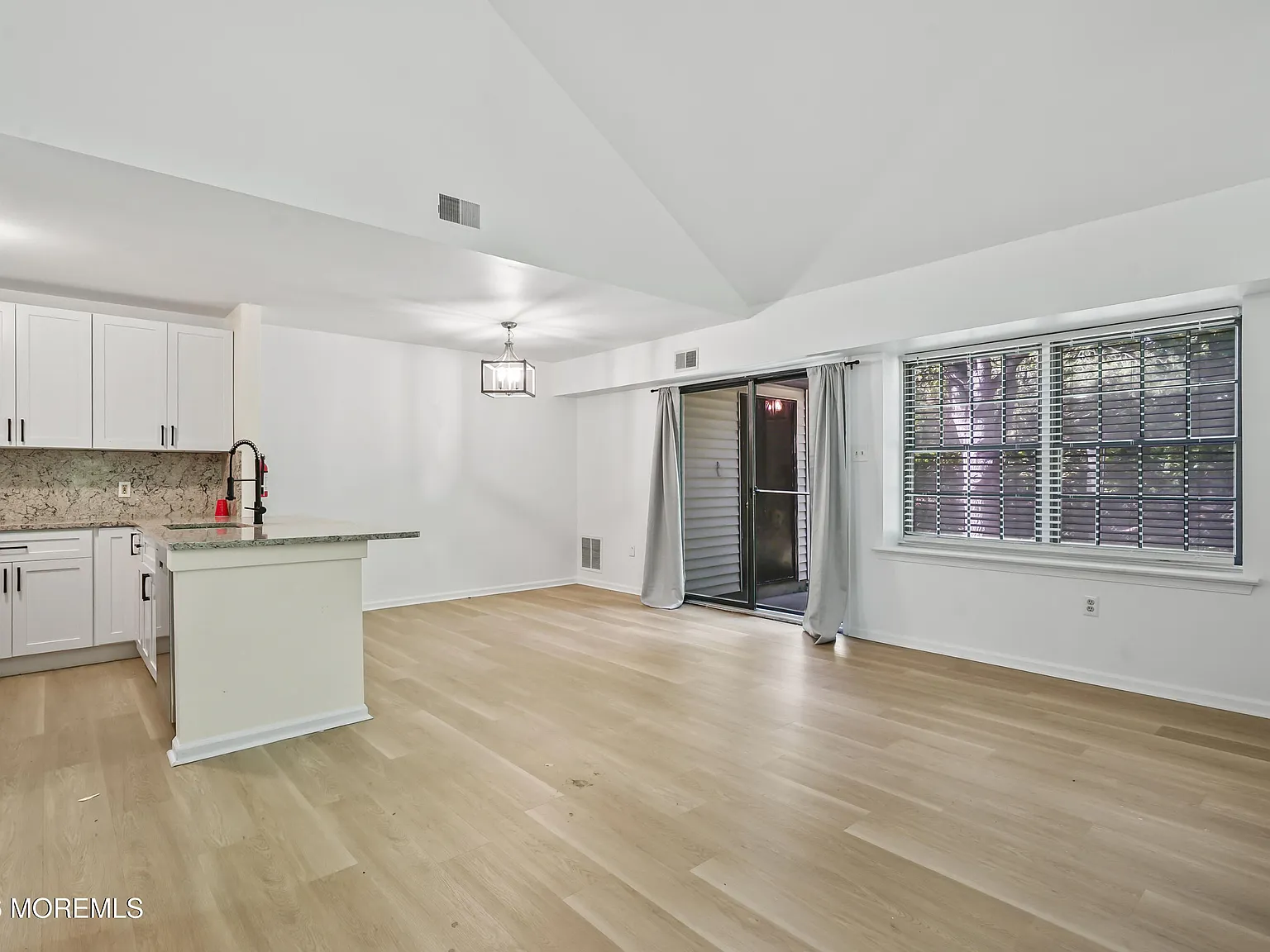2 bed, 888 sqft, $2,500 — Photo 3