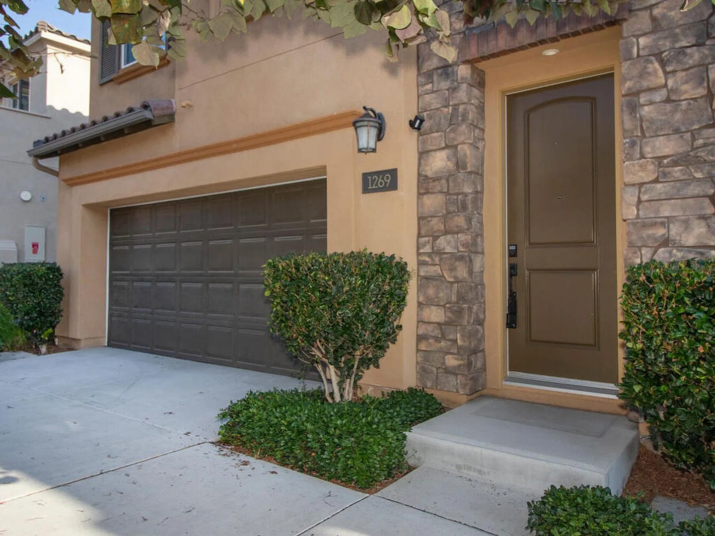 Beautiful home in gated Pacific Ridge — Photo 2