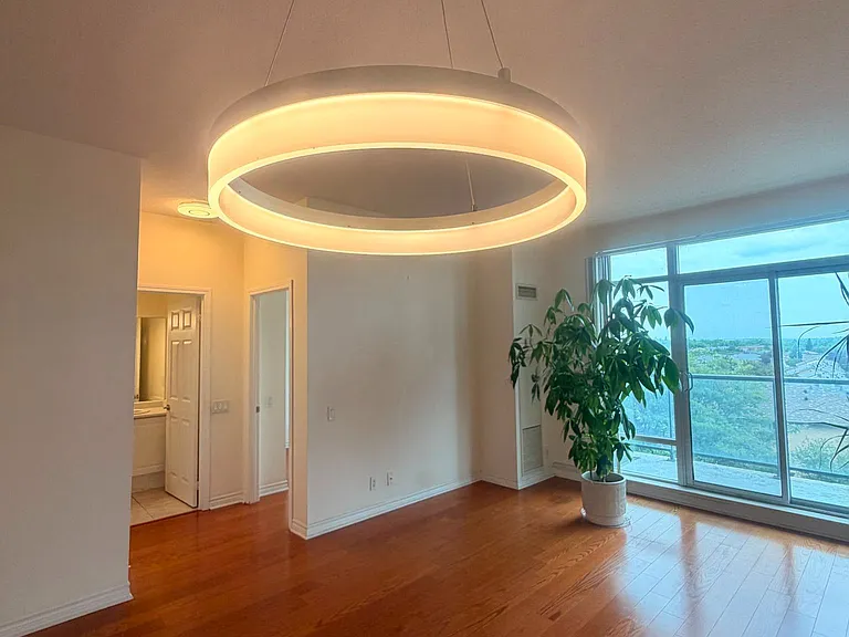 11121 Yonge St #422 — Photo 4