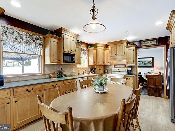 3rd image of 1012 Rabbit Hill Rd