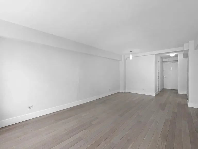 340 E 51st St #8A — Photo 3