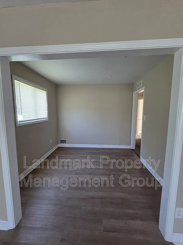 3 bed, 1.0 bath, 1108 sqft, $1,000 — Photo 4