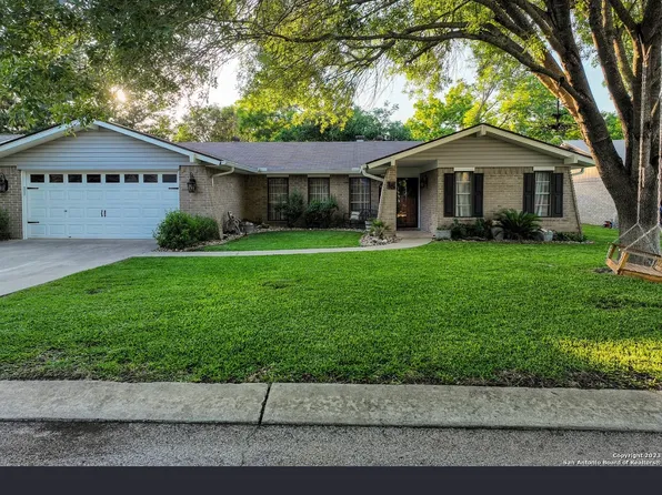 15 Country Club Cir, New Braunfels, TX 78130
