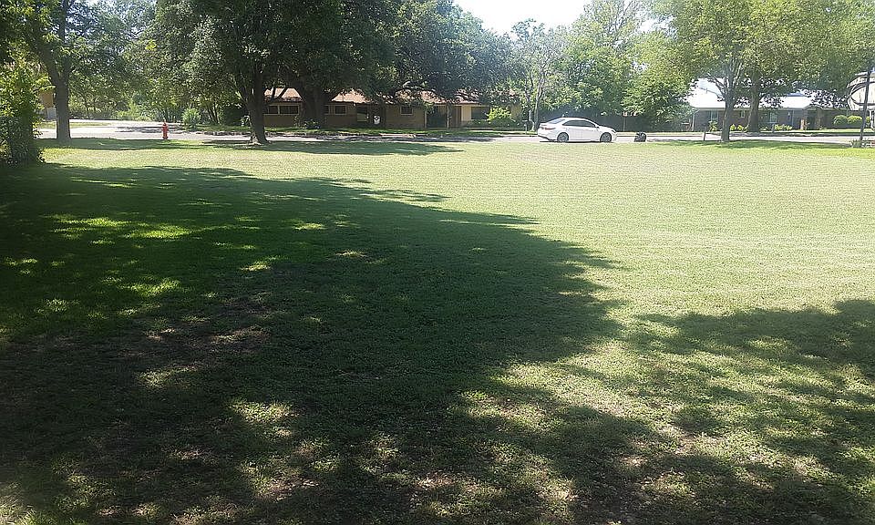 2nd image of 520 W Oak Dr