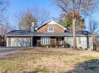 1326 E Sunny Hill Dr, Fayetteville, AR 72703