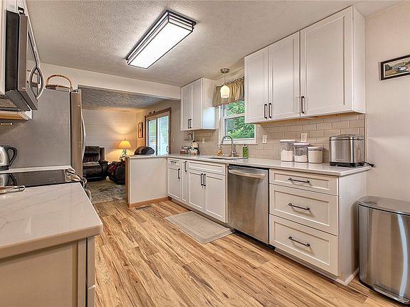 3rd image of 208 Wren Dr