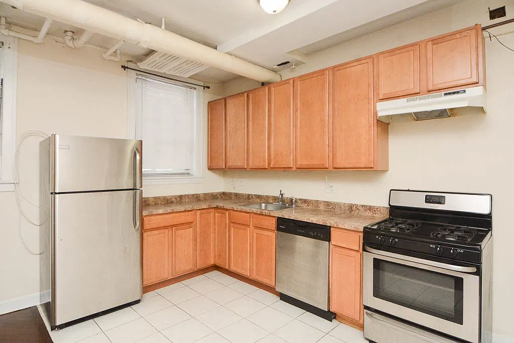3325 N Lakewood Ave — Photo 3