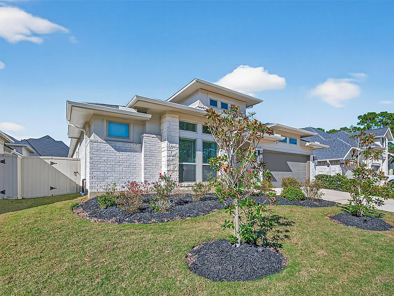 15330 Legacy Park Way — Photo 2