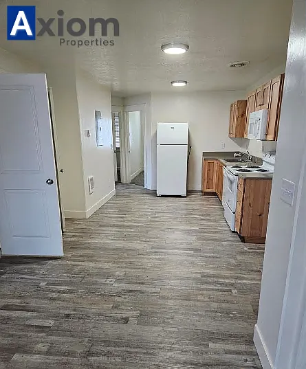 Beautiful 3 bedroom 1 bathroom apartment available now! — Photo 21