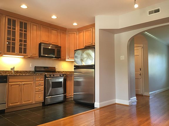 3rd image of 829 Westwood Dr