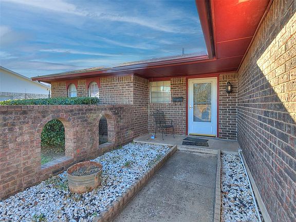 3rd image of 805 Plaza Dr