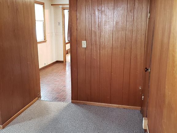 5th image of 905 Lowry Ave NE #1