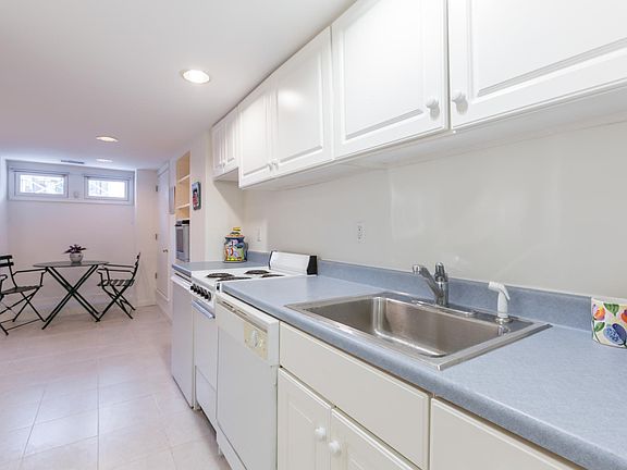 Full kitchen