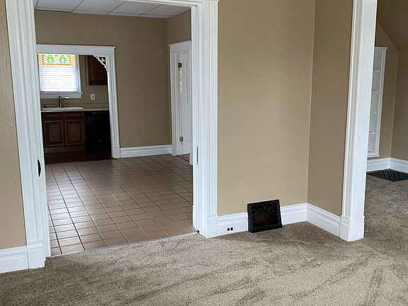 5th image of 104 E Park St