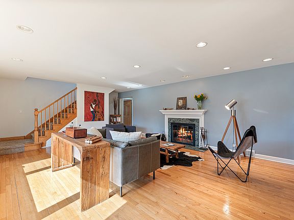 4th image of 597 Hyacinth Pl