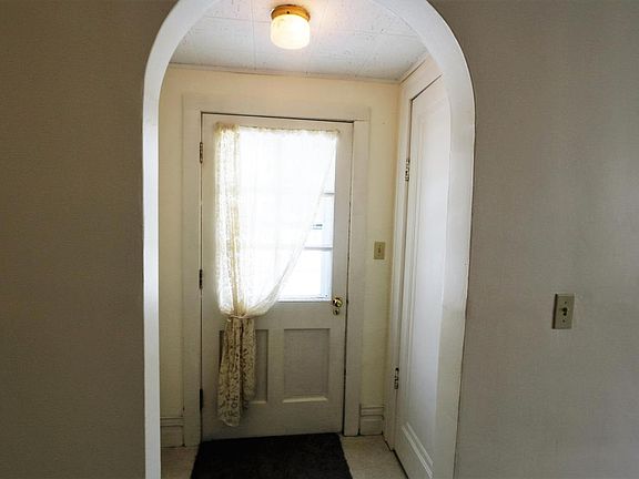 3rd image of 908 Summit St