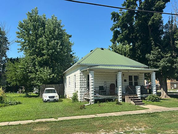 3rd image of 861 Elm St