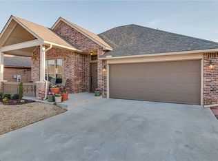 636 SW 6th St, Moore, OK 73160