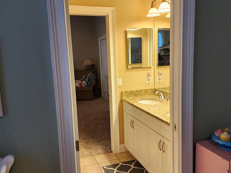 Jack & Jill full bath connecting BR1 & BR2