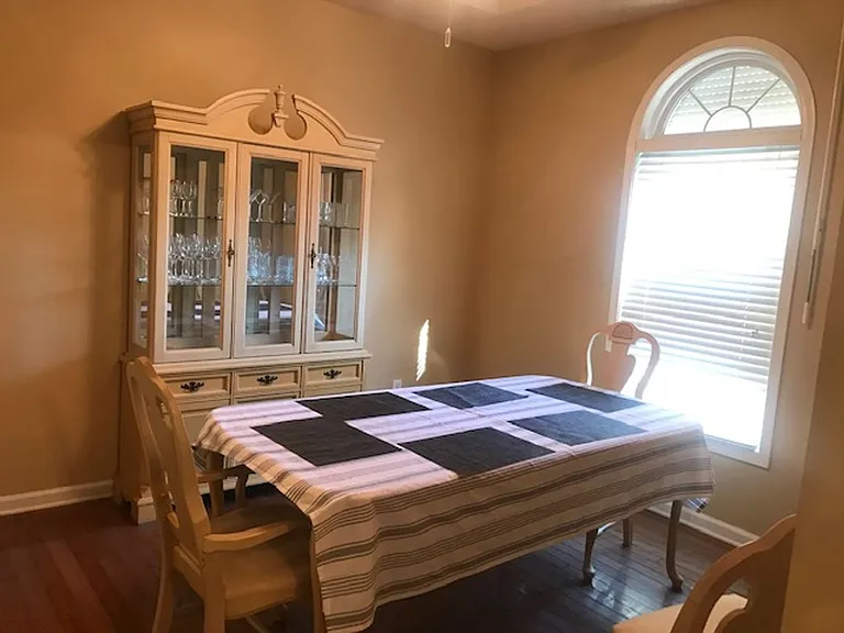 302 Caroline Cir — Photo 4