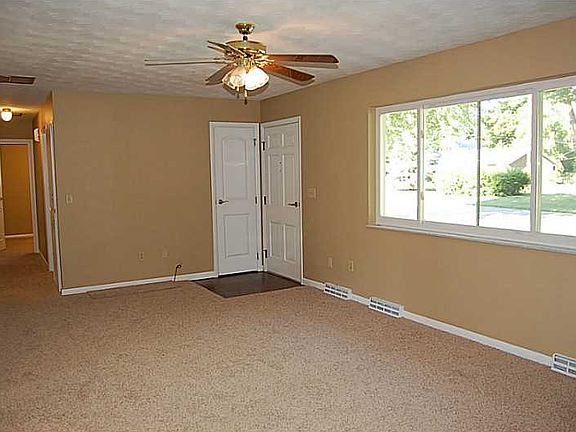 5th image of 2705 Rosewood Dr