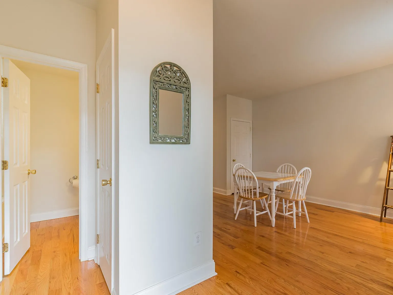 4 bed, 2.5 bath, 2500 sqft, $4,000 — Photo 4