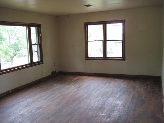 2nd image of 135 5th St