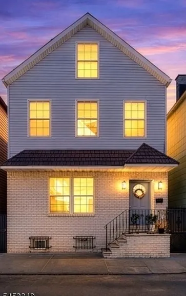97 Houston St — Photo 1