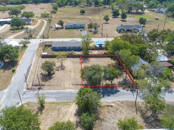 220 Daisy Ave, Luling, TX 78648