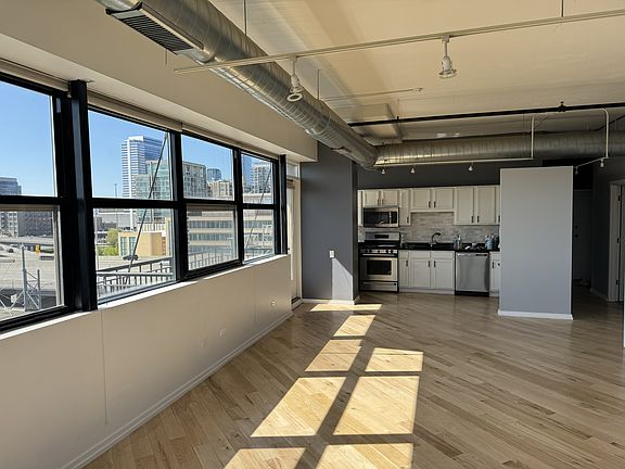 4th image of 500 S Clinton St APT 528