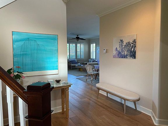 Original artwork by local Hawaiian artist throughout.