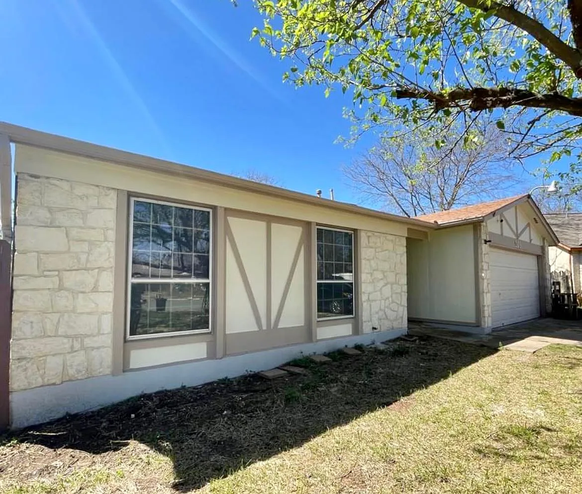 3 bed, 1295 sqft, $2,195 — Photo 2