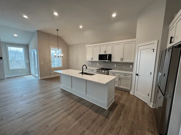 1432 SW Winthrop Ter, Lees Summit, MO 64081