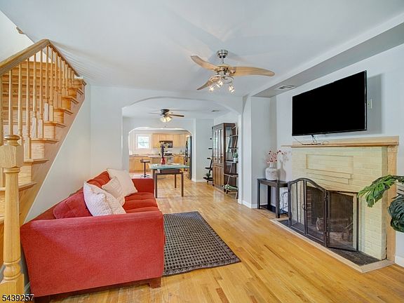 3rd image of 8 Pine St