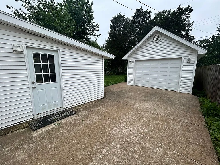 1700 W Granview Dr — Photo 12