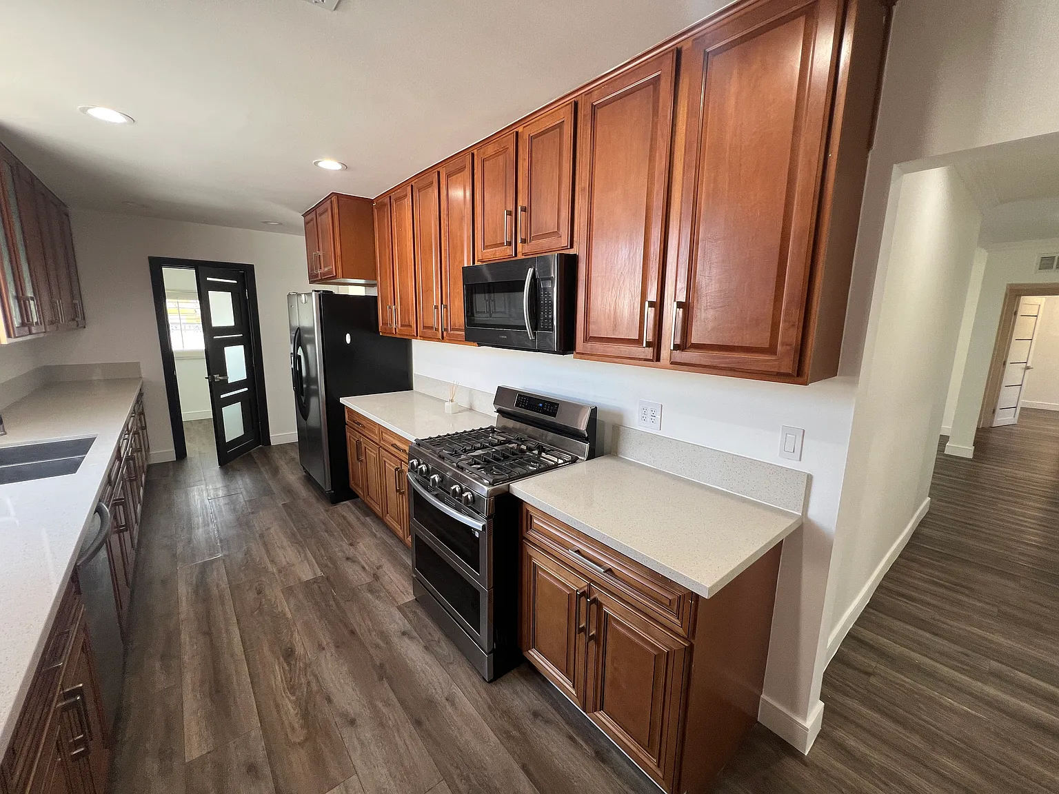 3 bed, 1732 sqft, $5,500 — Photo 3