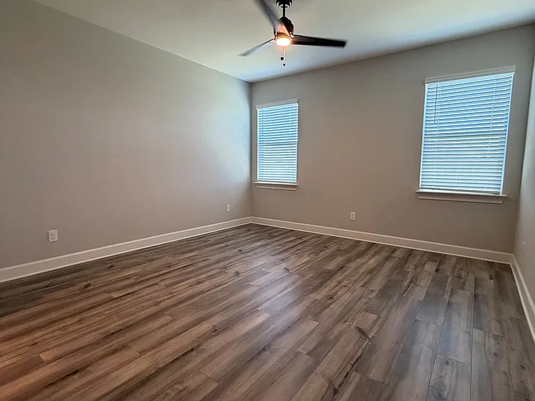 925 Emerson Dr — Photo 7