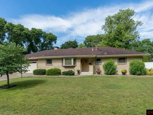 1210 E River Dr, Mankato, MN 56001