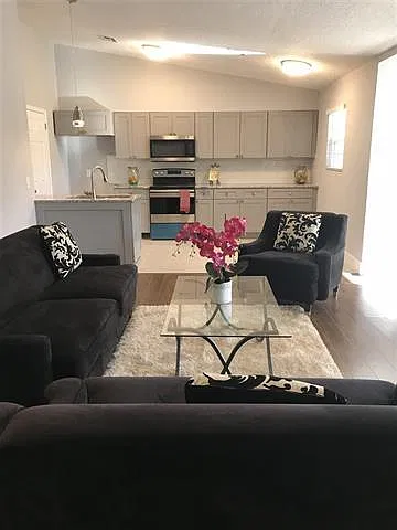 4907 SE Churchill Way — Photo 2