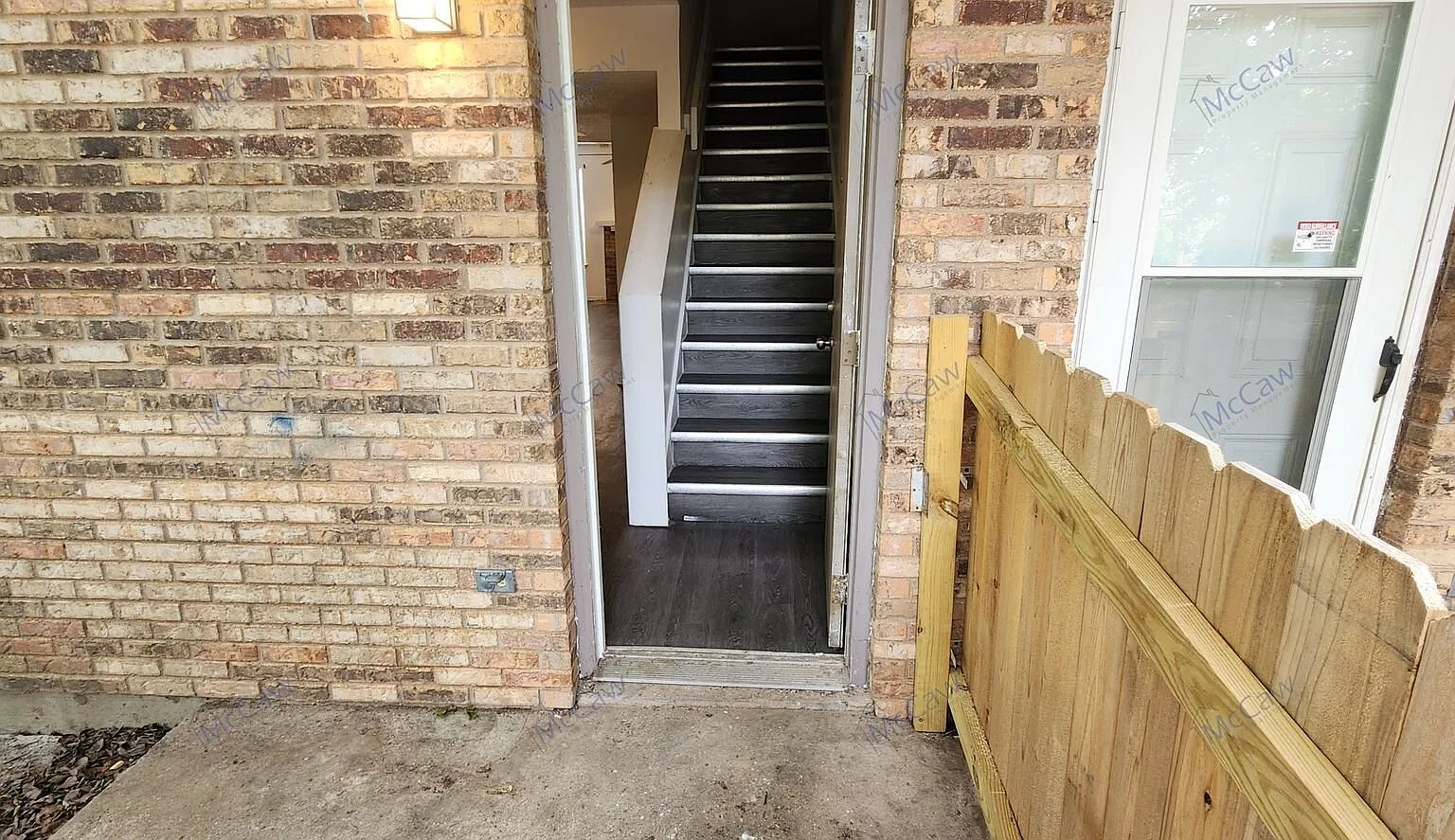 Charming 2/1 Townhome in Benbrook! — Photo 3