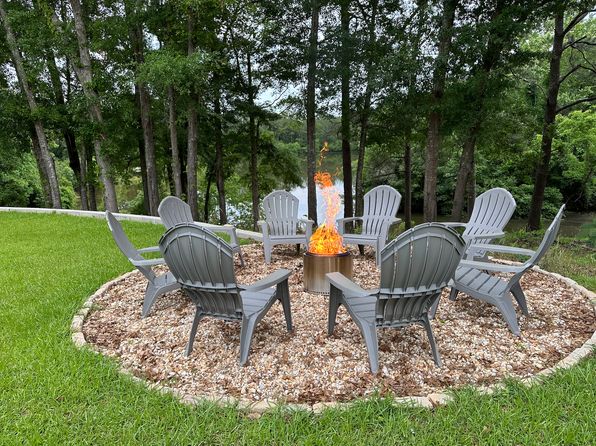 132 Lakeside Dr