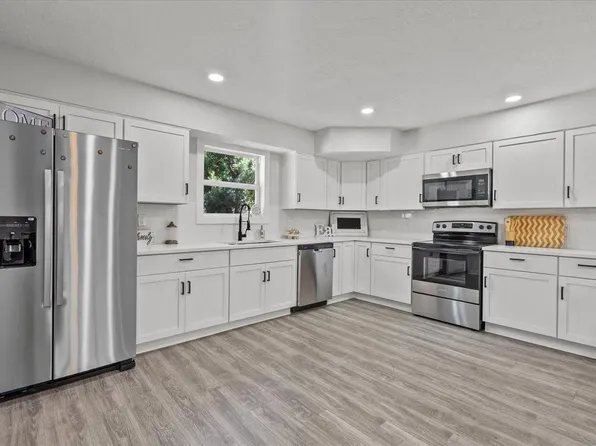 802 18th Ave N, Texas City, TX 77590