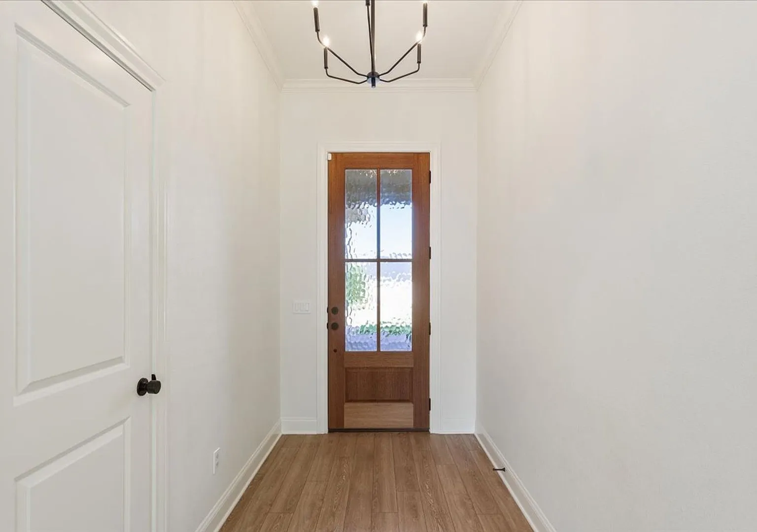 Executive 4 Bedroom home that feels brand new! — Photo 3