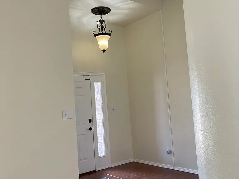 813 E Indianapolis St — Photo 3