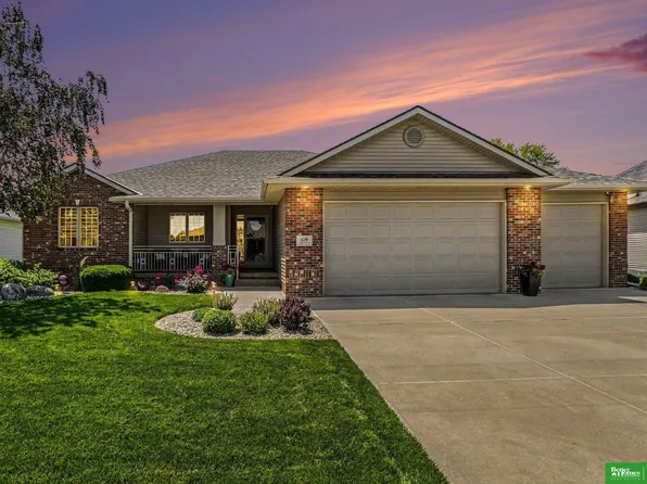 1119 Applewood Dr, Fremont, NE 68025