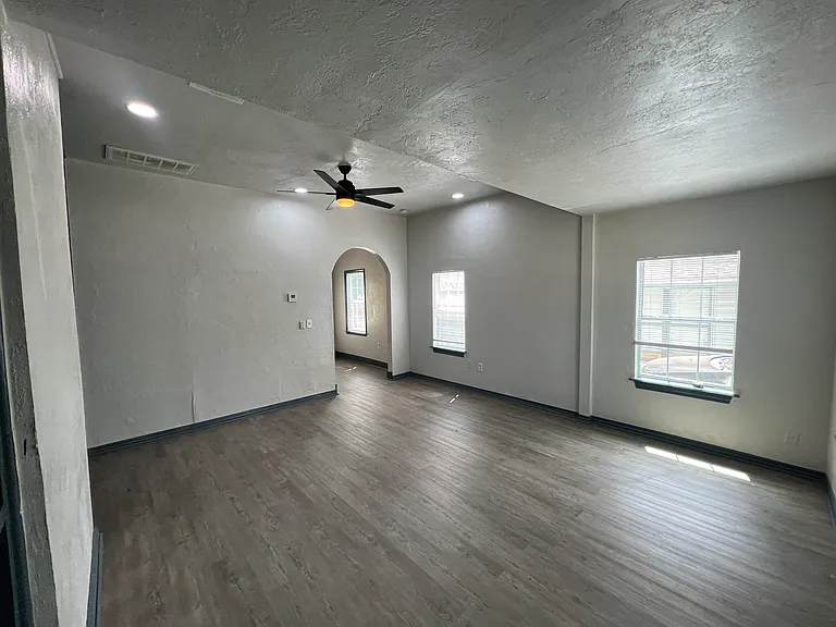 210 E Johnson St — Photo 6