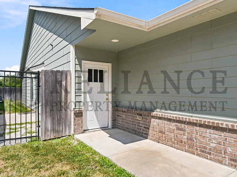 220 W May St — Photo 4